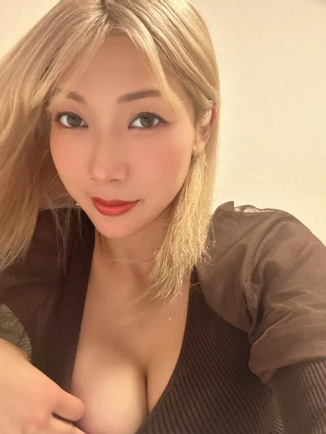 こっそり見てるの知ってるよ… Bet you’re hard just watching my boobs and these perky peaches🍑💦