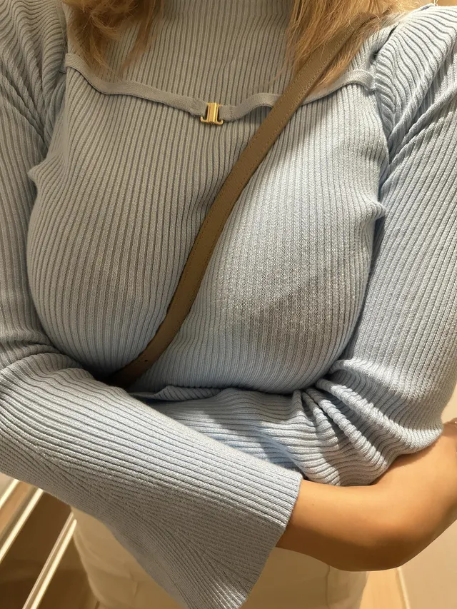 かわいい桃🍑? いいえ… they’re made for riding you until you can’t breathe 💦 おっぱいも揺れて止まらないよ〜