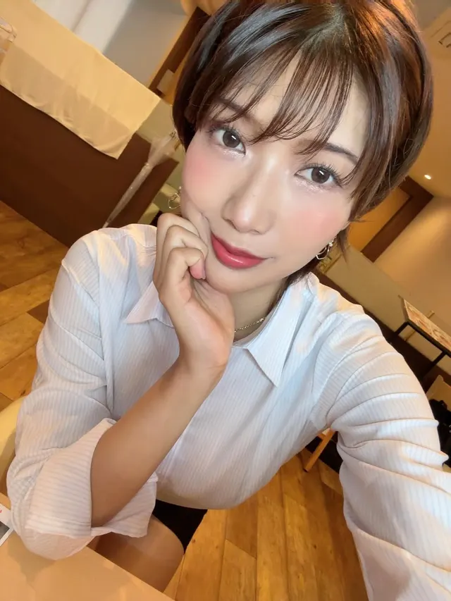 Swipe to see the lingerie I wore at work...私があなたの同僚だと想像してみてください 🙇🏼‍♀️