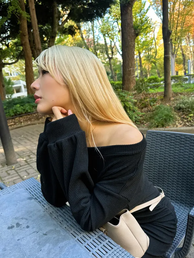 あなた、また見つめたでしょ？画面越しにそれを感じたの。You never know whether to look at my smile or… somewhere else 🤭