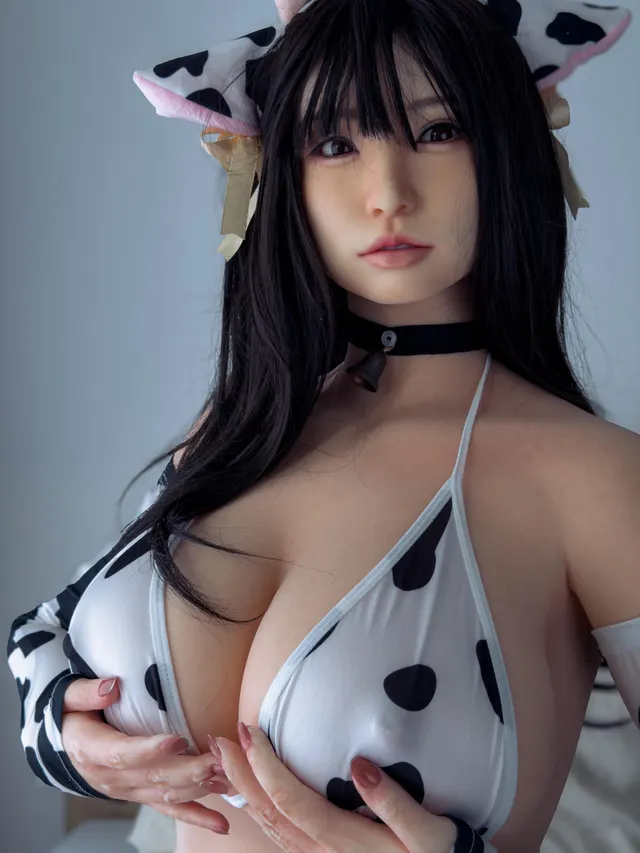 Yuki has some milk for you 🍼🥛. Irontech 160.