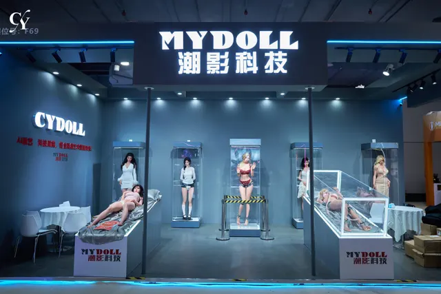 Topcydoll at the API adult Expo