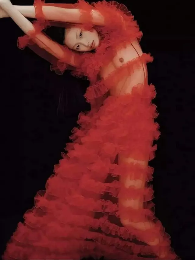 More of Jung Ho Yeon's nipple and boobs