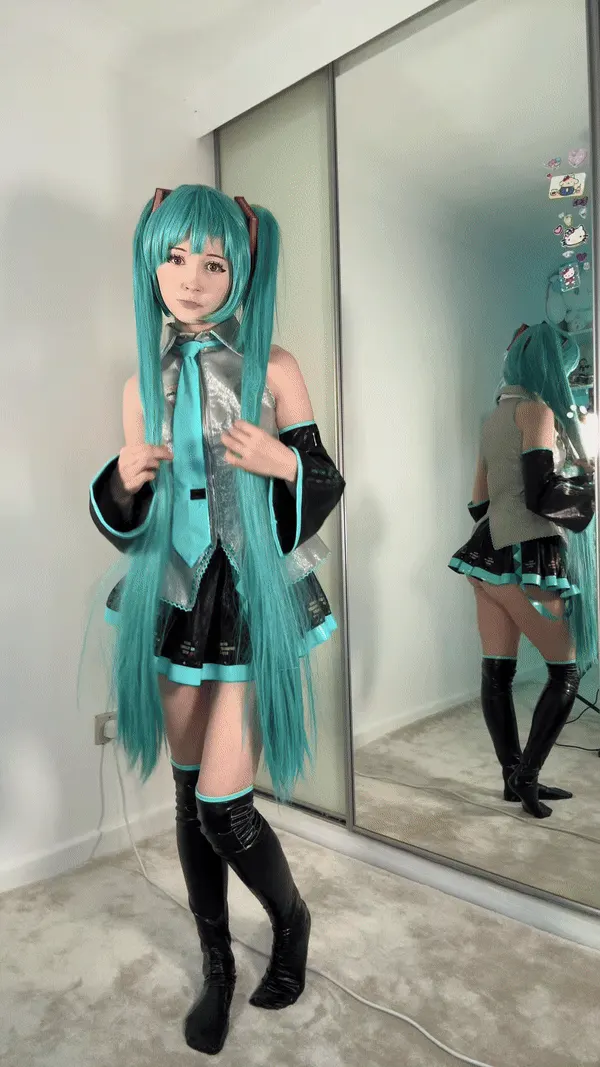 Look Closely~ (Miku cosplay by SushiBunniii)