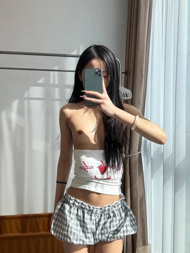 I wish I was hot with tiny boobies