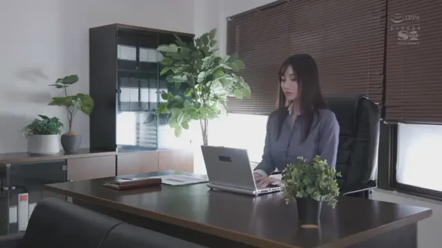 He fucked his boss while she was working [SSIS-724]