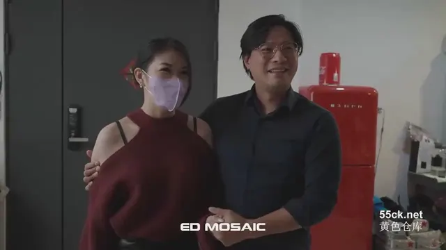 she starts with a mask but takes it off halfway into the shoot
