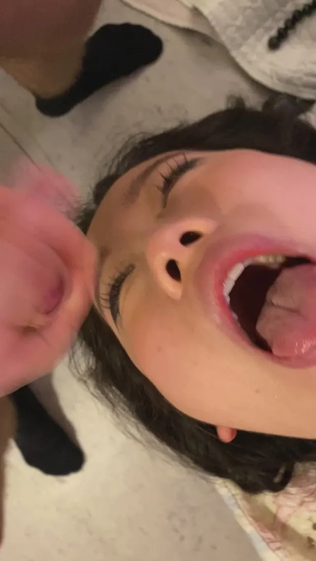 I love big white loads on my Asian face 💦